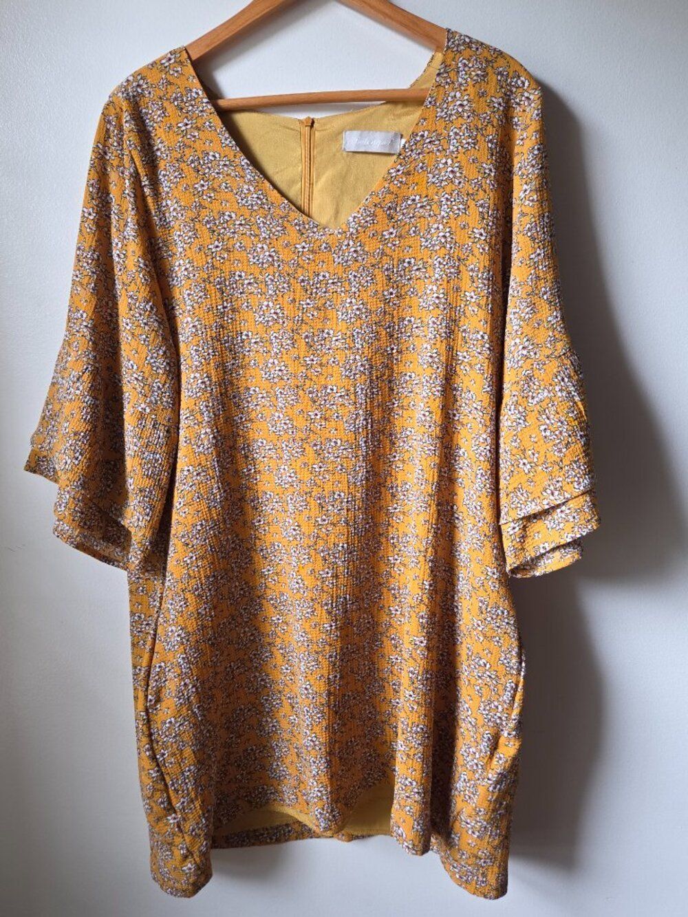 EUC LIKE NEW BELONGSCI V NECK FLORAL WIDE SLEEVES SHORT DRESS XL